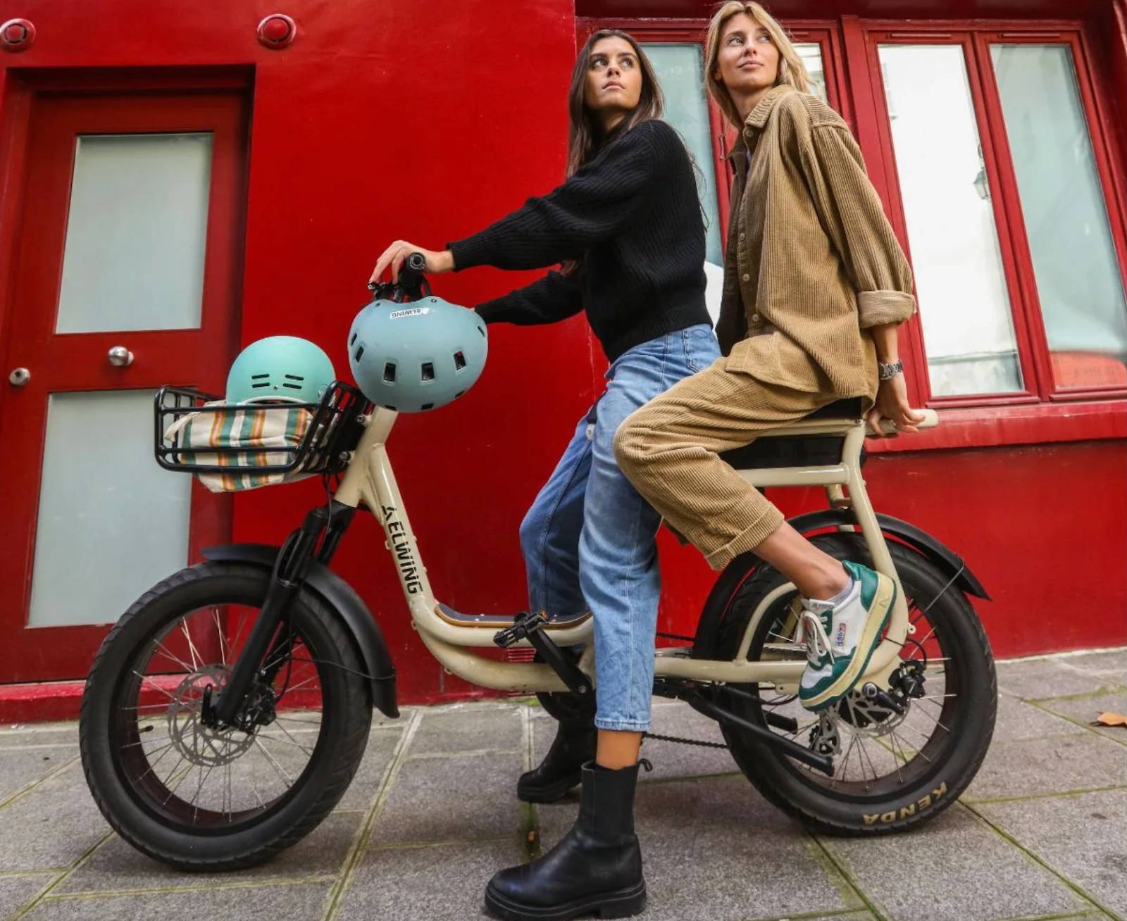 Deux amies se baladent dans Paris à bord du vélo électrique Yuvi 2 de Elwing acheté chez ShiftBikes