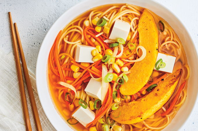 Soupe-repas aux nouilles, à la courge et au tofu