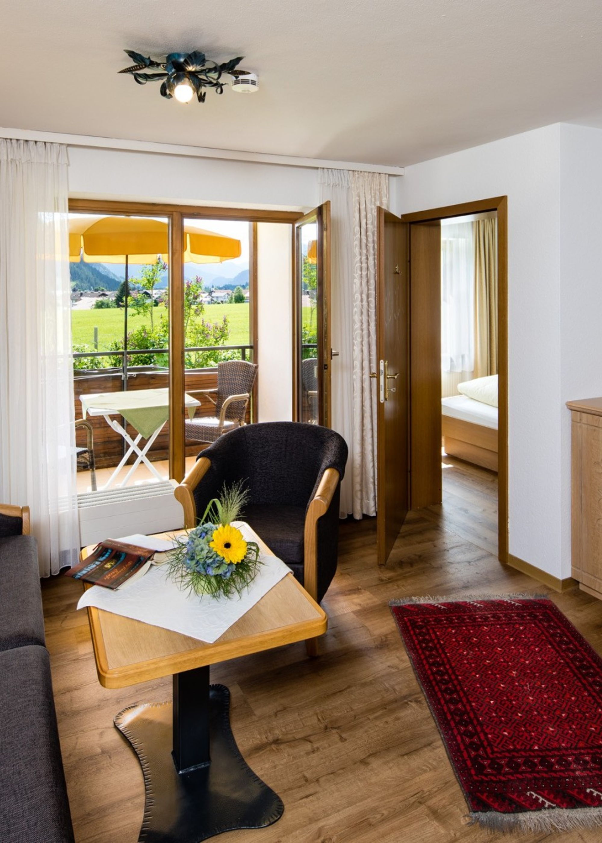 Wohnzimmer mit alpinem Ambiente in Pfronten und getrenntem Schlafzimmer