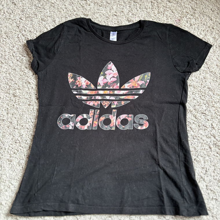 Adidas T-Shirt mit Blumen im Logo