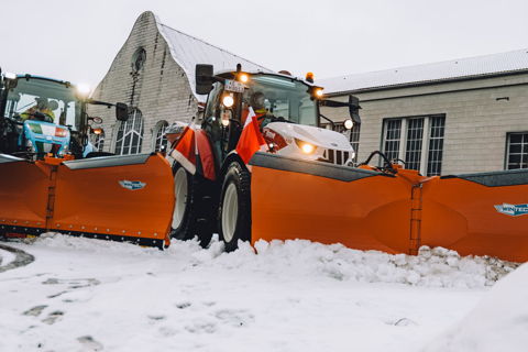 Räumfahrzeug mit Schneepflug beim professionellen Winterdienst