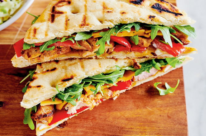 Panini au poulet, au poivron rôti et au gouda fumé