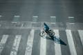 Cycliste sur son vélo en train de passer sur un passage piéton sur la route