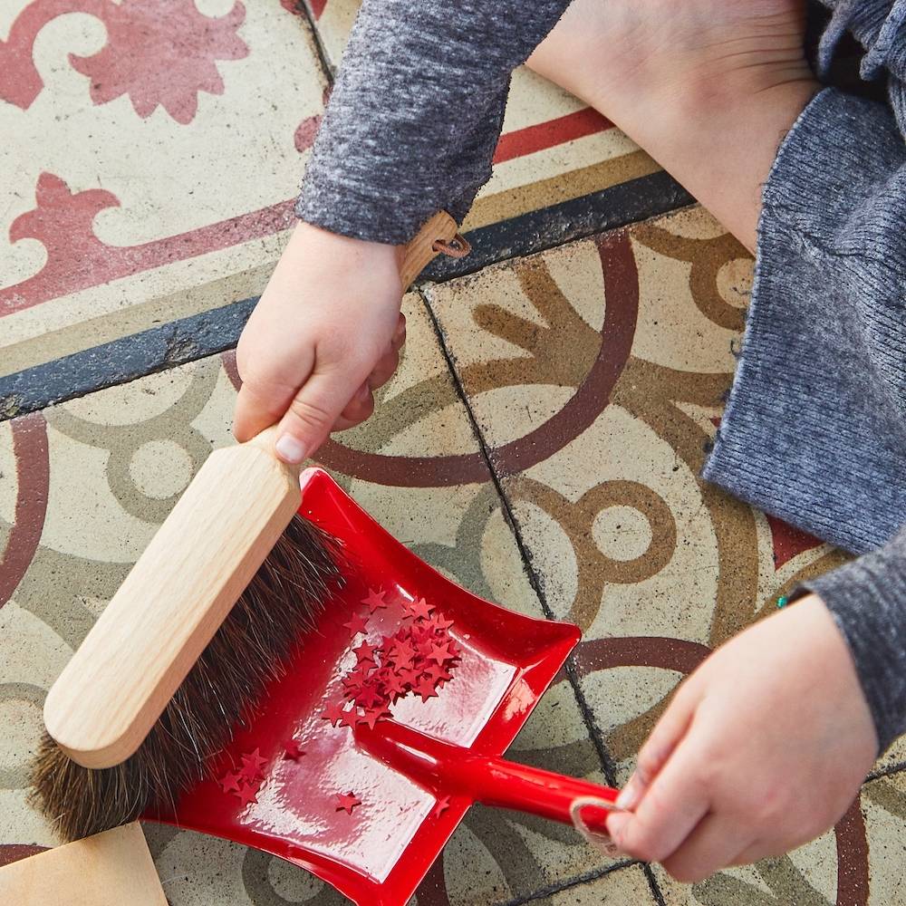 Un petit garçon utilise des couverts enfant pour dresser le couvert