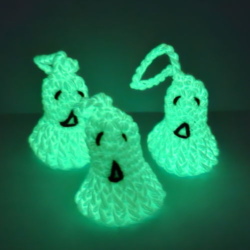 Free Pattern: Glow in the dark Ghost: finger puppet or keychain