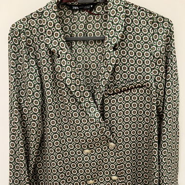 Gemusterte Bluse mit Glod knöpfen 