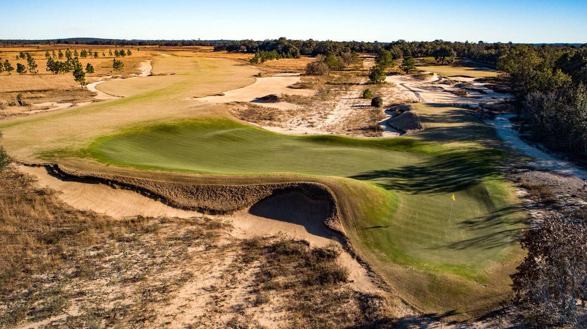 A simple, yet refined shop. With merchandise selected by Somer himself, ACL Golf’s Michael Williams, and the Brooklyn-based outfitter Adsum.