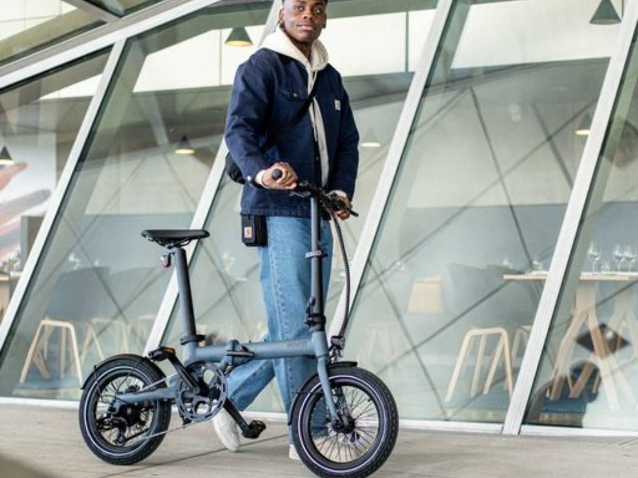 Un homme se rend au travail dans Paris avec son vélo électrique pliant ShiftBikes