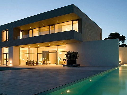  Balearic Islands
- Modern villa på kvällen, med belysning påslagen och med en lång utdragen infinitypool i Cala Pi på Mallorca