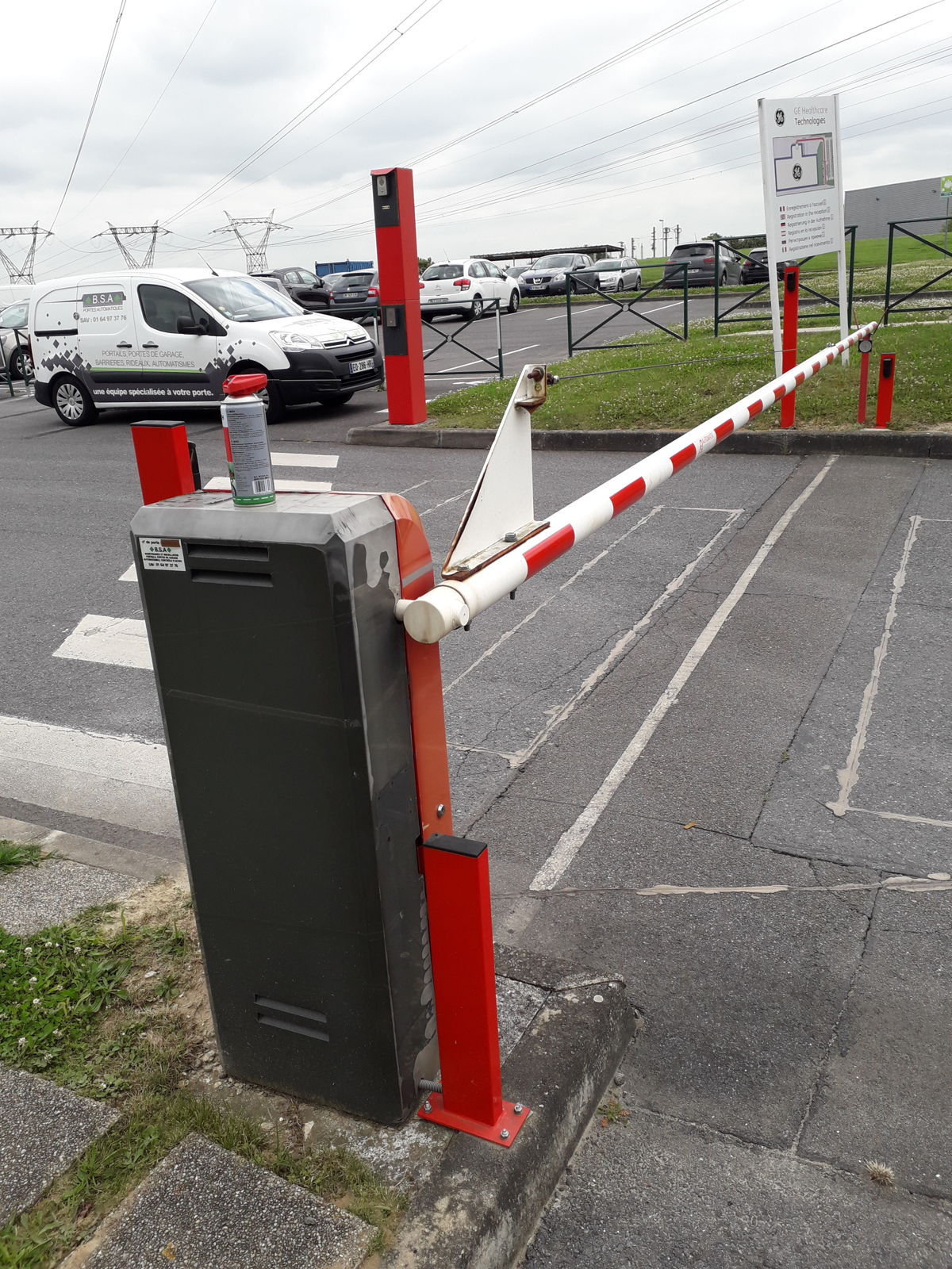 Barrière levante automatique à l'entrée du parking d'une zone d'activités