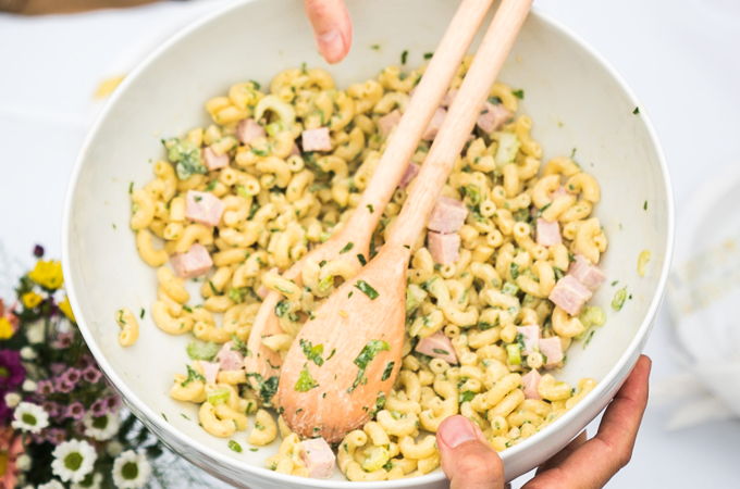 Salade de macaronis froids jambon-moutarde