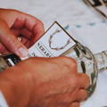 Etiquetage du Gin Nerabus à la distillerie Islay Gin sur l'île d'Islay dans les Hébrides intérieures d'Ecosse