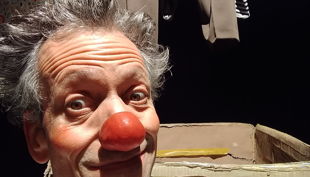 clown mit karton pressefoto