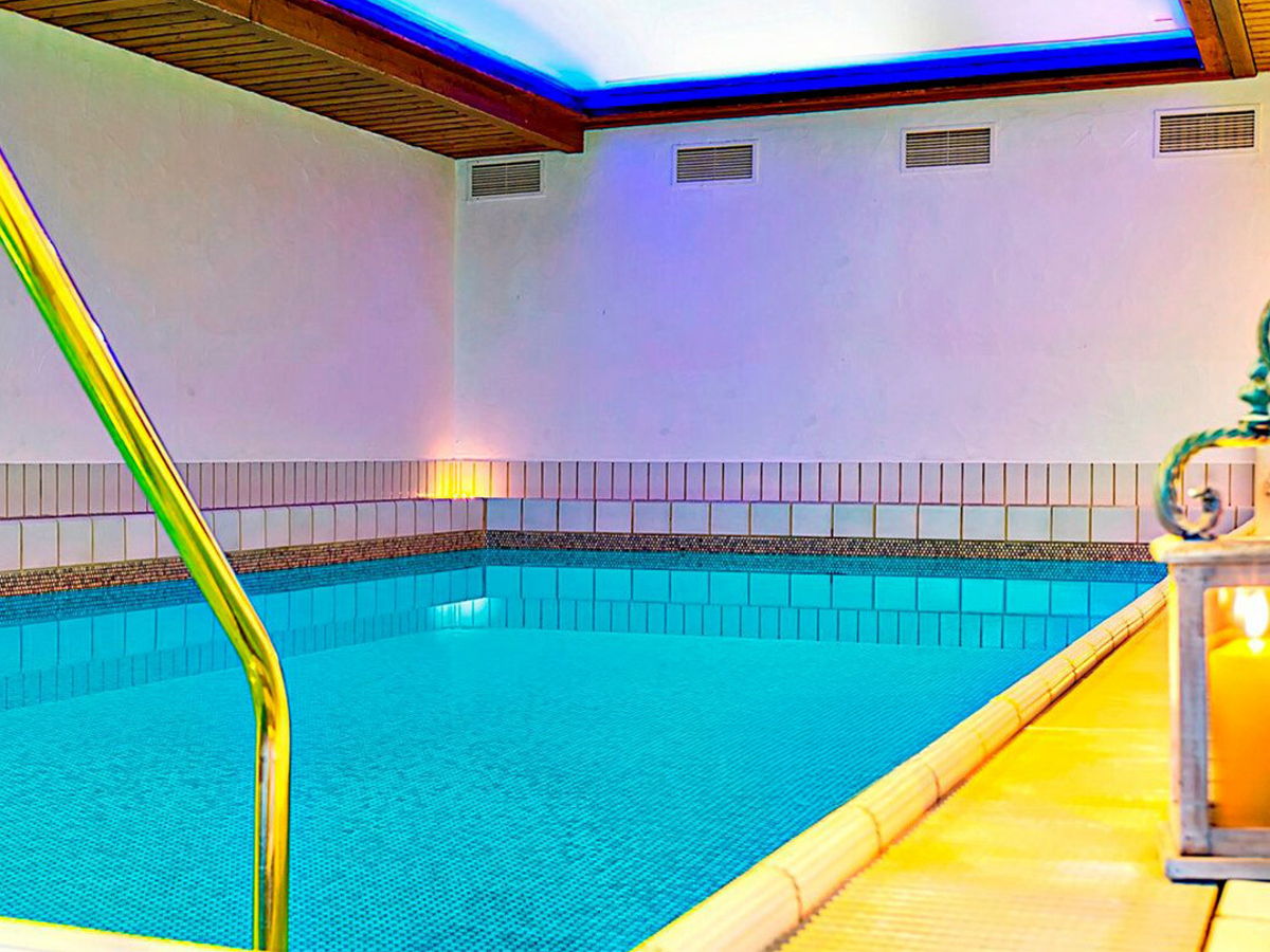 Heiße Saunasteinen geben Wasserdampf ab 