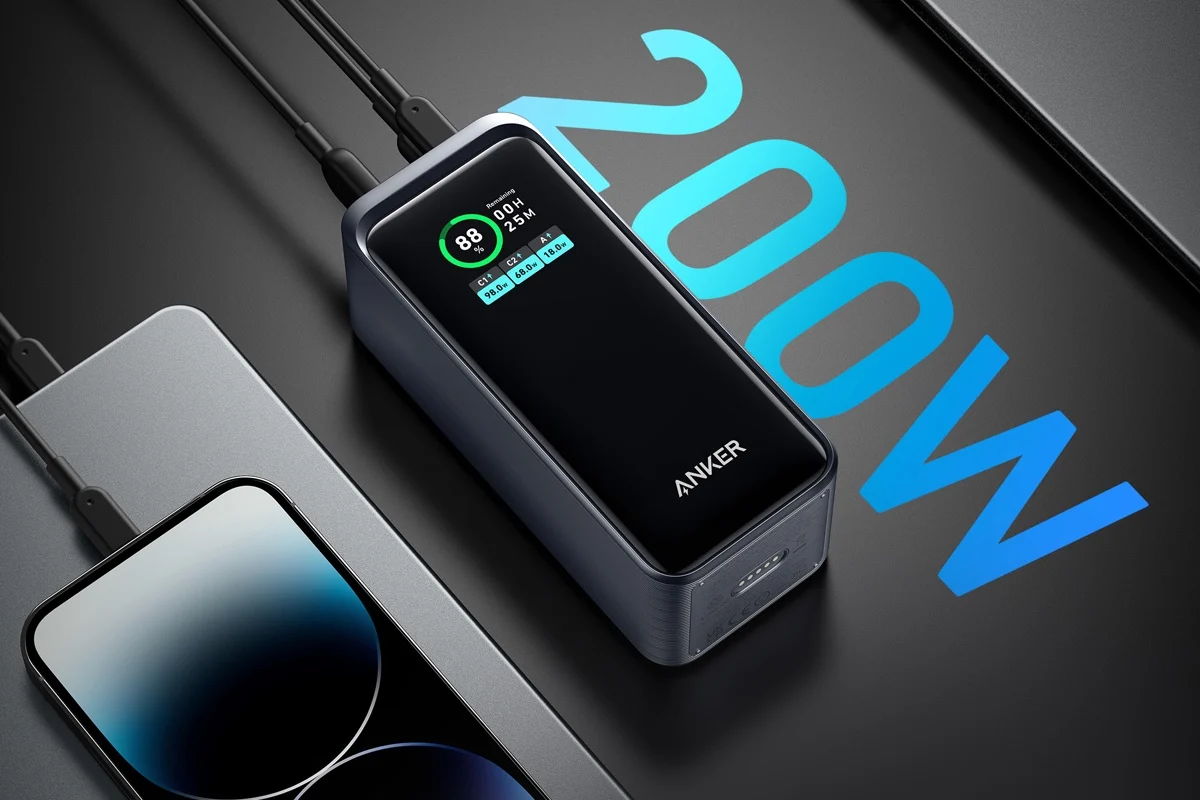 3台まとめて急速充電可能な超高出力モバイルバッテリー