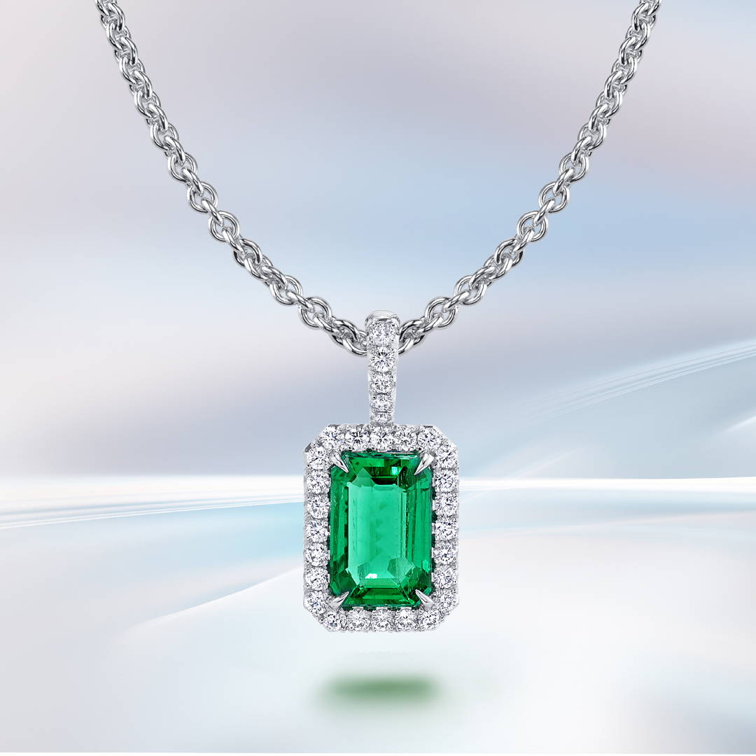 Emerald and diamond pendant in white gold.