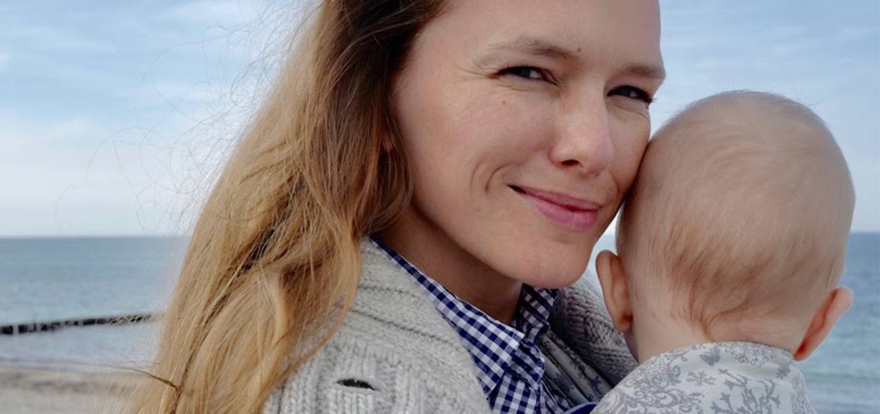 Portrait von Katharina Jozefak und ihrem Sohn im  Babyalter, dessen Gesicht nicht zu sehen ist