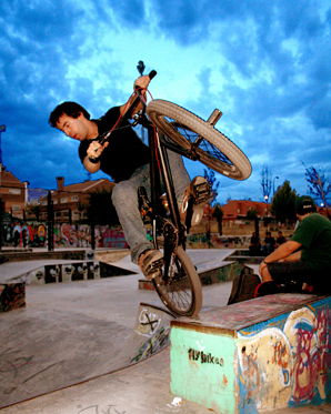 How to Fufanu on a BMX. Taps tricks RIDERS