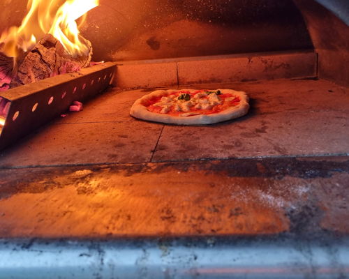 Corsi di cucina Como: Pizza Napoletana DOC e cottura in forno a legna a Como