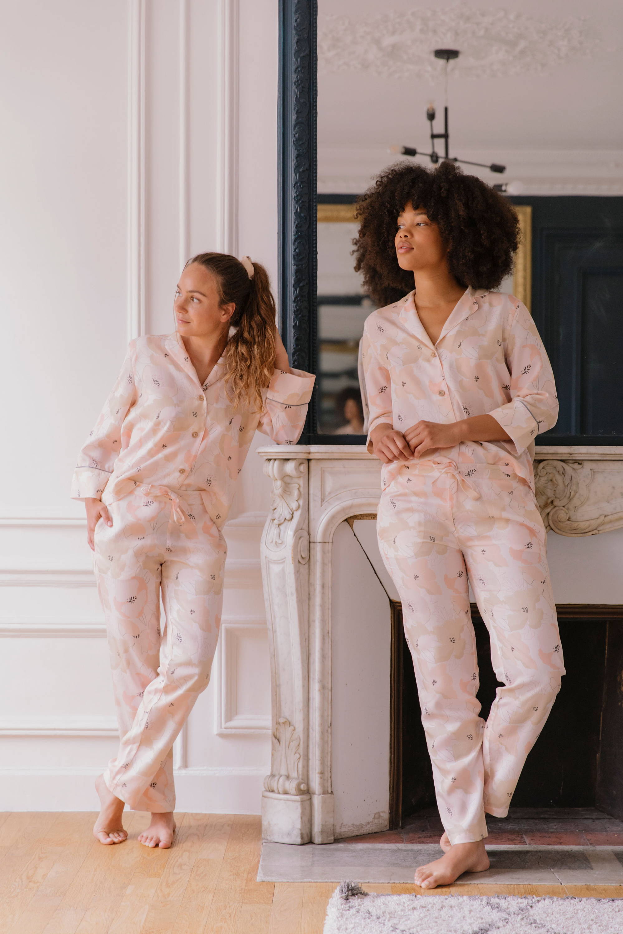 Nêge Paris - Pyjama Divine Idylle chemise pantalon avec un imprimé montrant une composition florale délicate rose poudrée