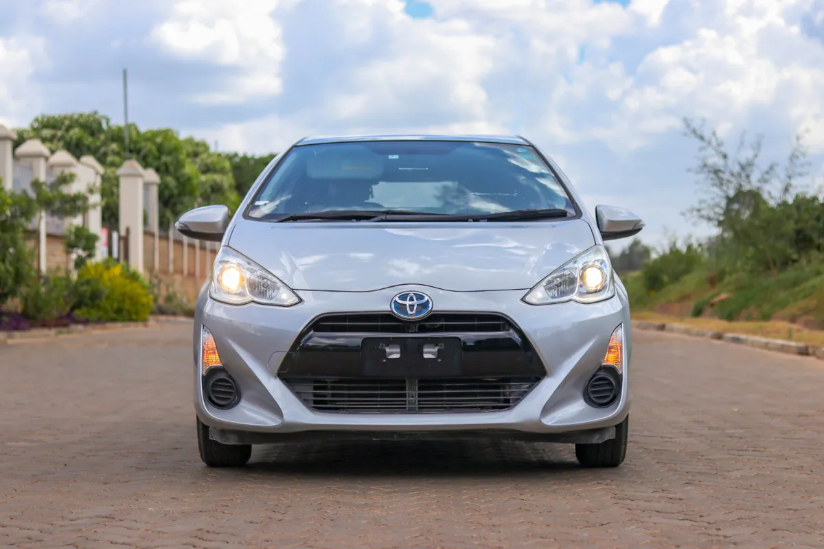 2016 Toyota Aqua Hybrid — Royal Max Motors — photo 4 of 14