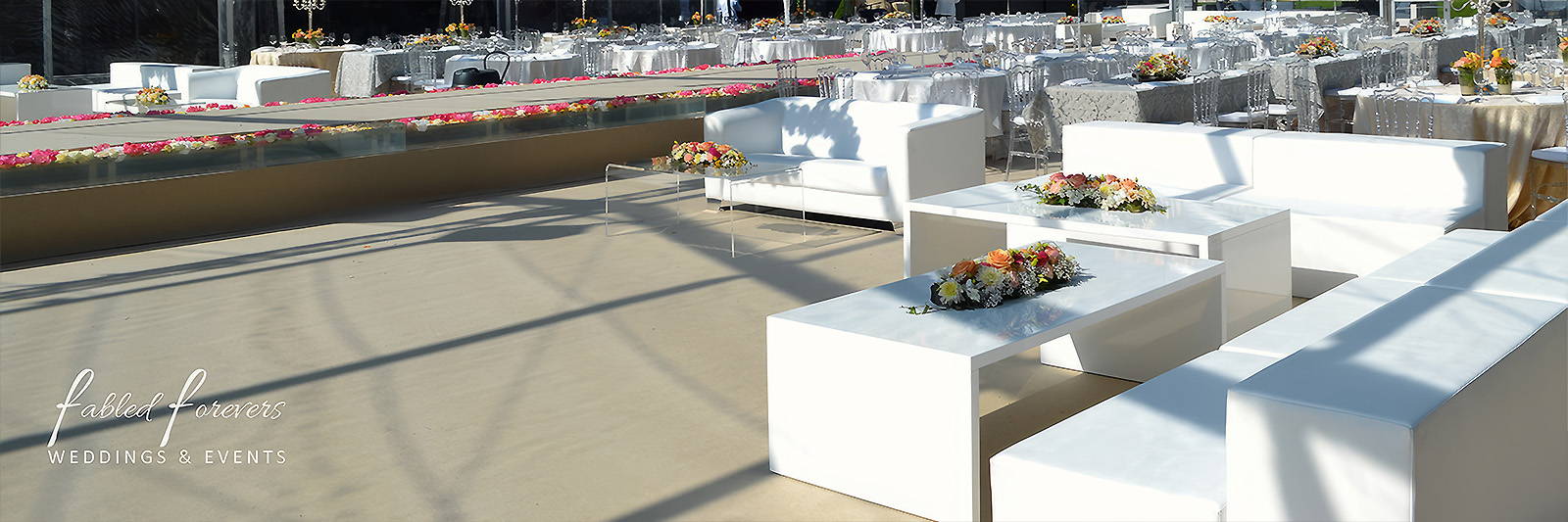 Lounge Sofa mieten weiss mit grossem Loungetisch
