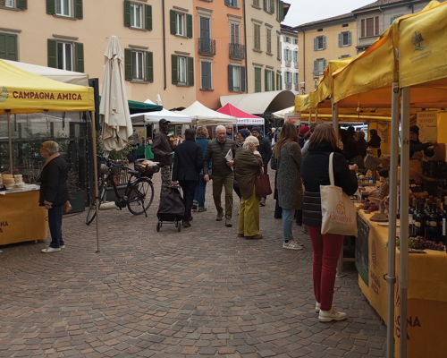 Tour enogastronomici Bergamo: Visita al Mercato Rionale di Piazza Pontida e Cooking Class