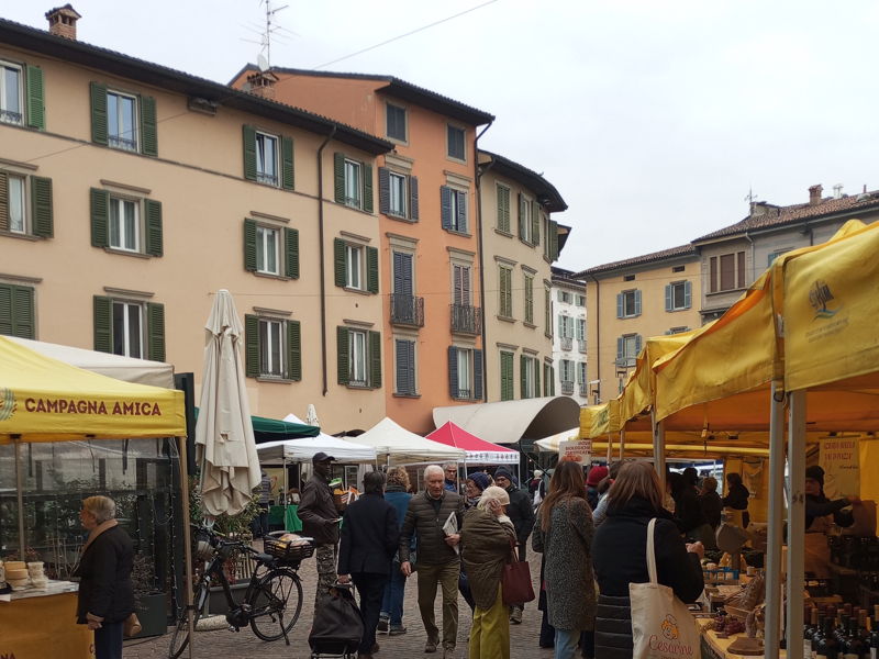 Tours enogastronómicos Bérgamo: Visita al mercado local de Piazza Pontida y clase de cocina.