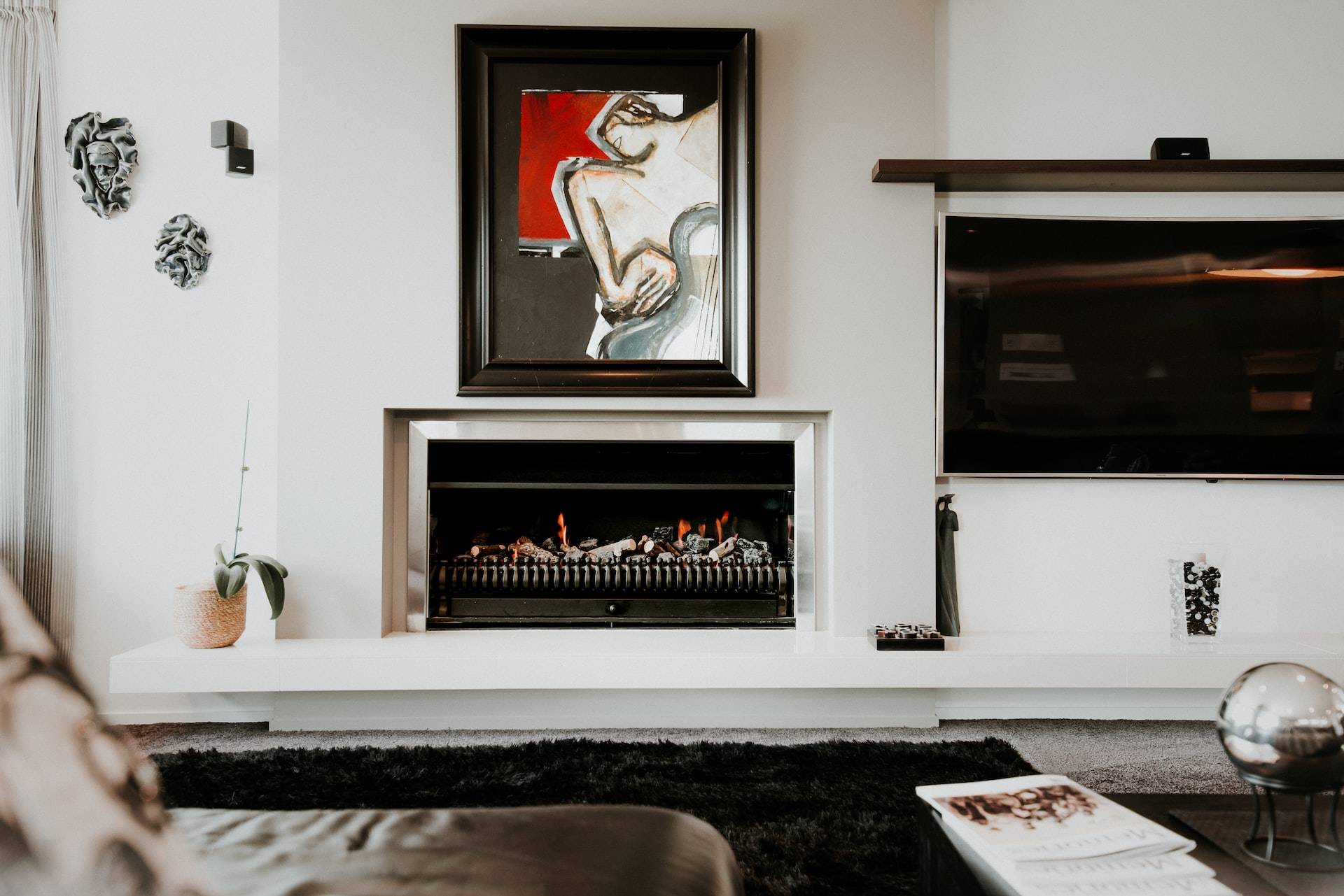 This historic hotel has a beautiful courtyard with a fireplace that's surrounded by lush greenery and cozy seating areas. It's the perfect spot to warm up on a cool evening in the Big Easy.
