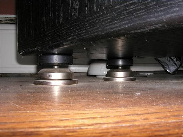 under speaker with Black Diamond puck on top, tungstun ball and Aurios Pro