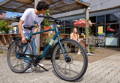 Gazelle Paris C7 elektrische stadsfiets met lage instap, afgebeeld in zijaanzicht op neutrale achtergrond, met Bosch middenmotor, gesloten kettingkast, verende voorvork en zadelpen, MIK-bagagedrager en spatborden – gericht op comfortabel dagelijks gebruik en woon-werkverkeer.