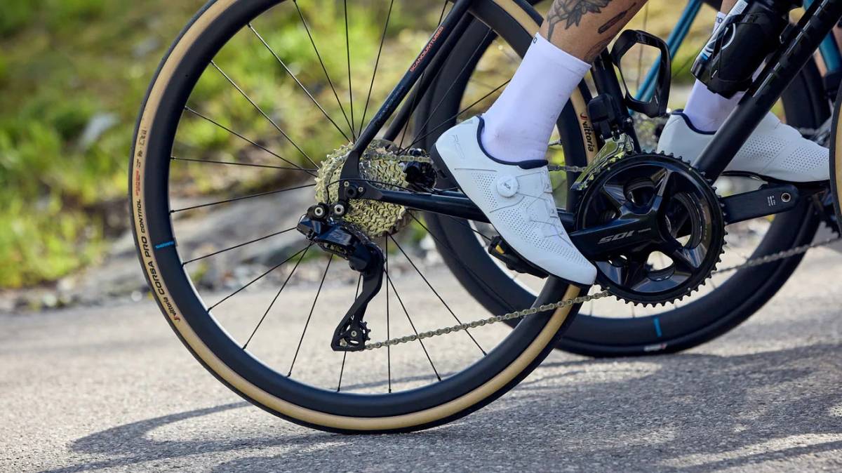 Gros plan sur le dérailleur arrière et la cassette d'un vélo de route en mouvement