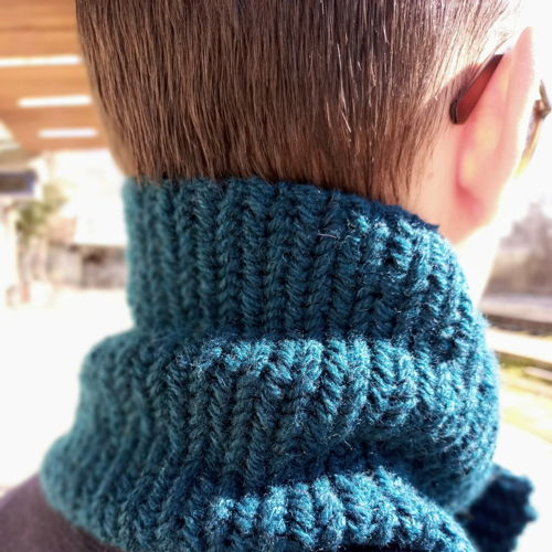 Cowl with buttons for men