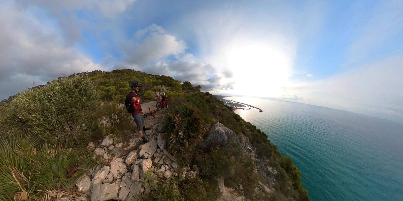 Un ciclista, en la ruta del Parque Natural del Garraf.