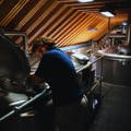 Cuve de brassage Mash Tun et cuves de fermentation Washbacks de la distillerie Nc'Nean dans le sud-ouest des Highlands d'Ecosse
