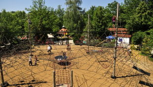 schloss thurn großes klettergerüst