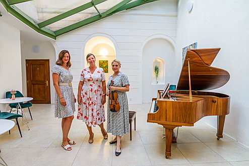  Praha 5
- Zleva: Linda Juránková (pianistka), Katarína Pokrupová (vedoucí komerčních pronájmů, Engel & Völkers), Kateřina Soumarová (houslistka)