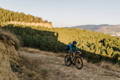 Cycliste sur vélo gravel sur les sentiers