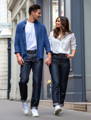 Photo des jeans divio et Nicia, homme et femme marchant dans la rue