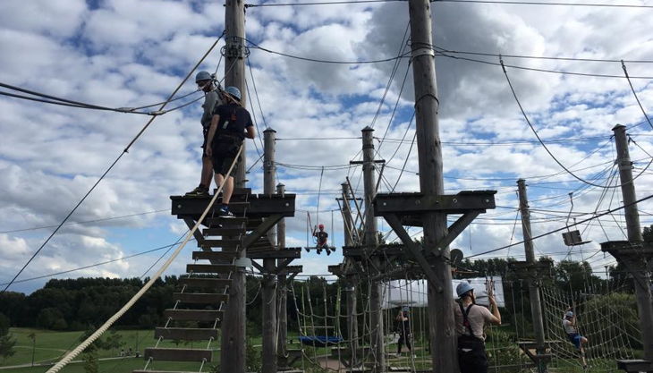 querfeldein hochseilgarten kletterer