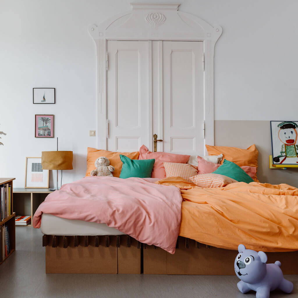 ROOM IN A BOX Co-Sleeping im grauen Familienbett aus Wellpappe 