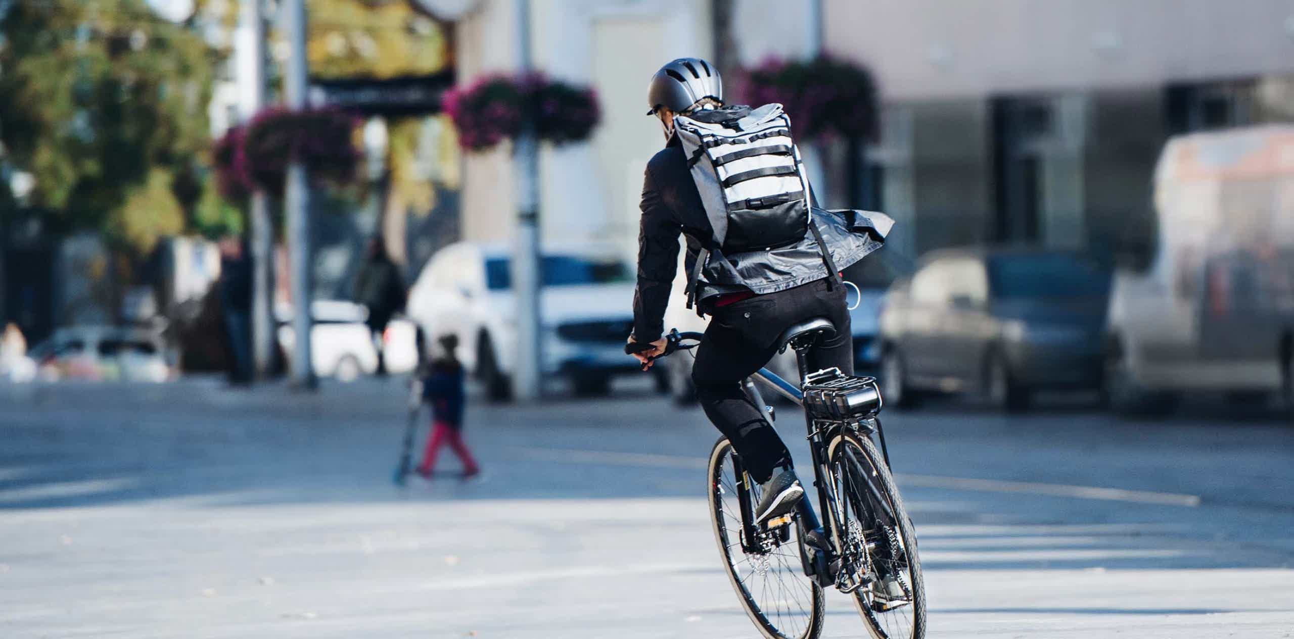 Imagen de recurso de un hombre circulando con su bicicleta eléctrica.