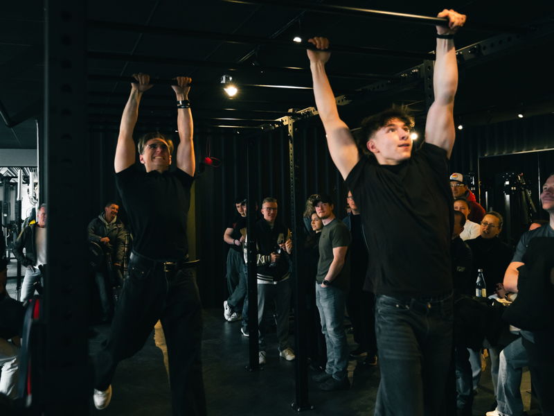 Fitnesskurse mit Dynamik und Training in der Gruppe