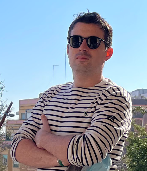 Hombre posando con camiseta tipica de Francia