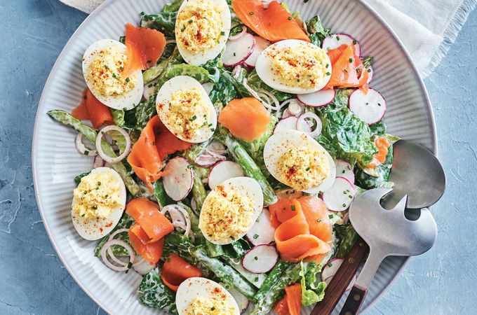 Salade à la truite fumée et aux œufs mimosa