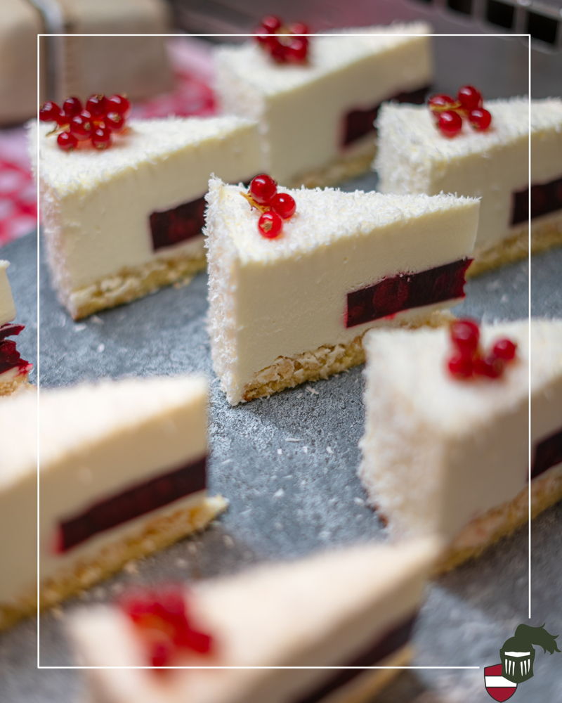🍰 Nach der harten Anstrengung kommt die süße Belohnung. ☕️

Unser Nachmittagsbuffet wartet – mit hausgemachten Köstlichkeiten und genau dem richtigen Genussmoment nach einem aktiven Tag in den Bergen. 🏔️❤️

Bis bald! Hier im @zum.ritter 💚🏡

Deine Gas