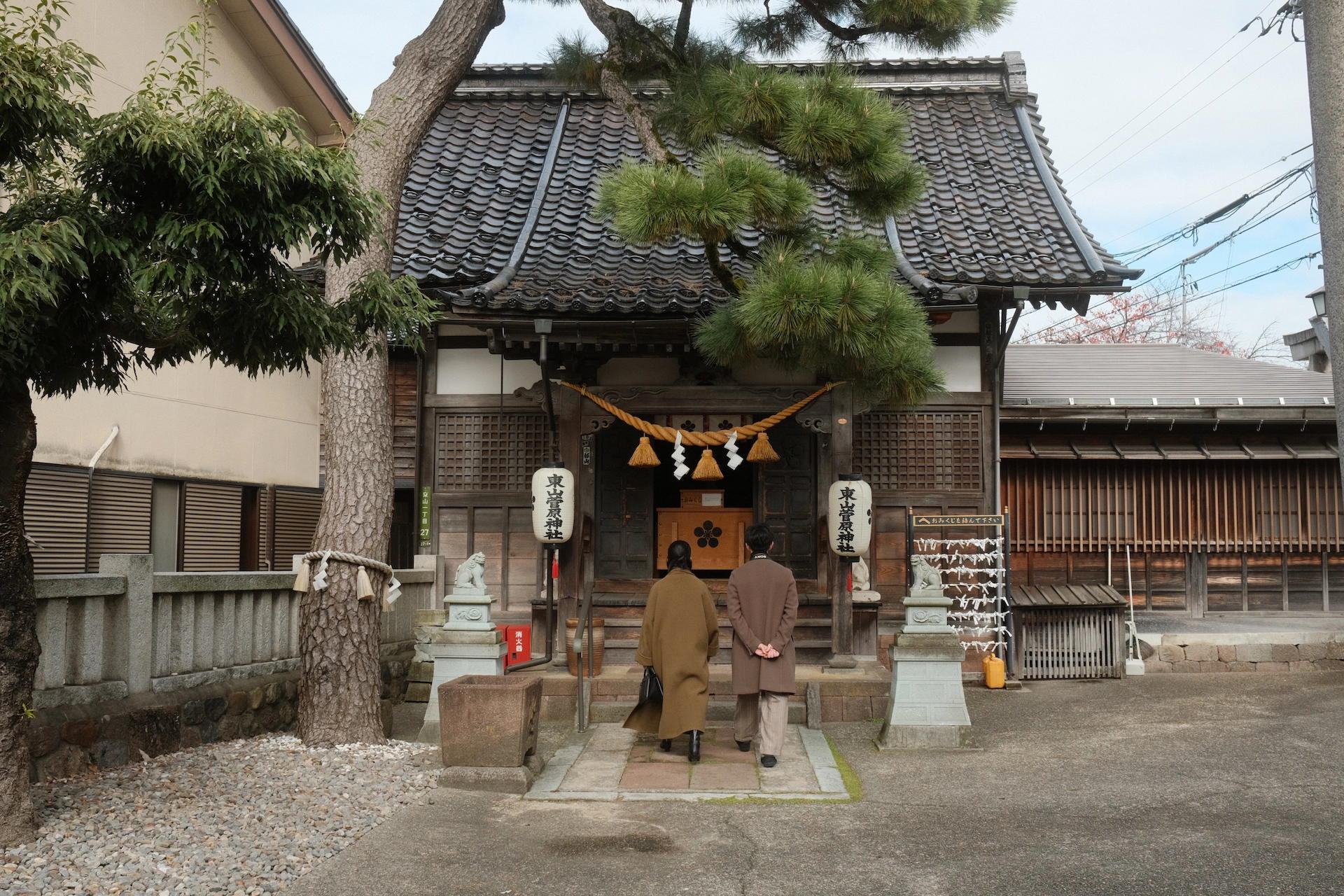 couple walking to shrine in Kanazawa, Japan