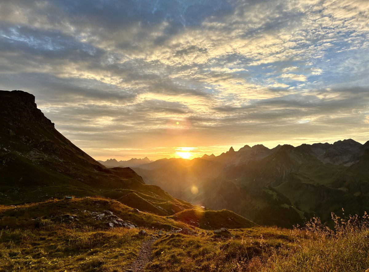 Sonnenuntergang bei schönem Wetter in den Bergen