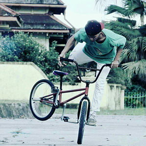 How to Steamroller on a BMX. Balance Flatland tricks RIDERS