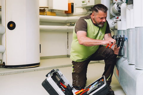 Mitarbeiter beim Hausmeisterservice in Kempten und der technischen Kontrolle einer Heizungsanlage